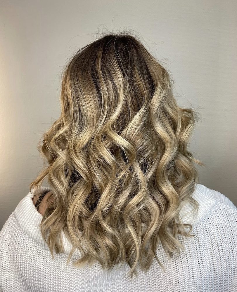 Blonda lockar, bakifrån